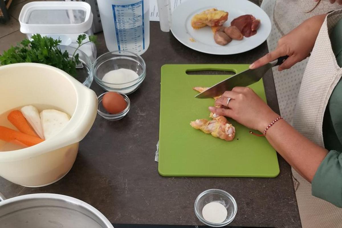 ženska, ki reže hrano na zeleni deski za rezanje