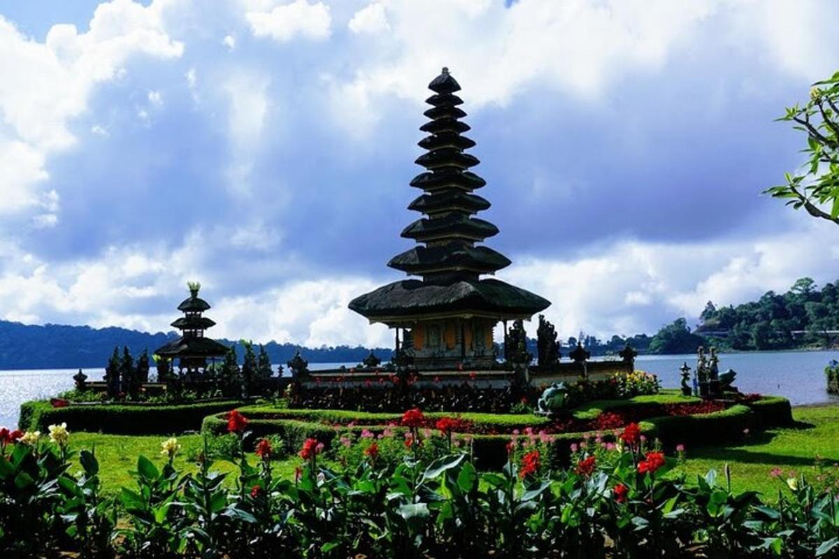 pagoda pośrodku ogrodu z kwiatami