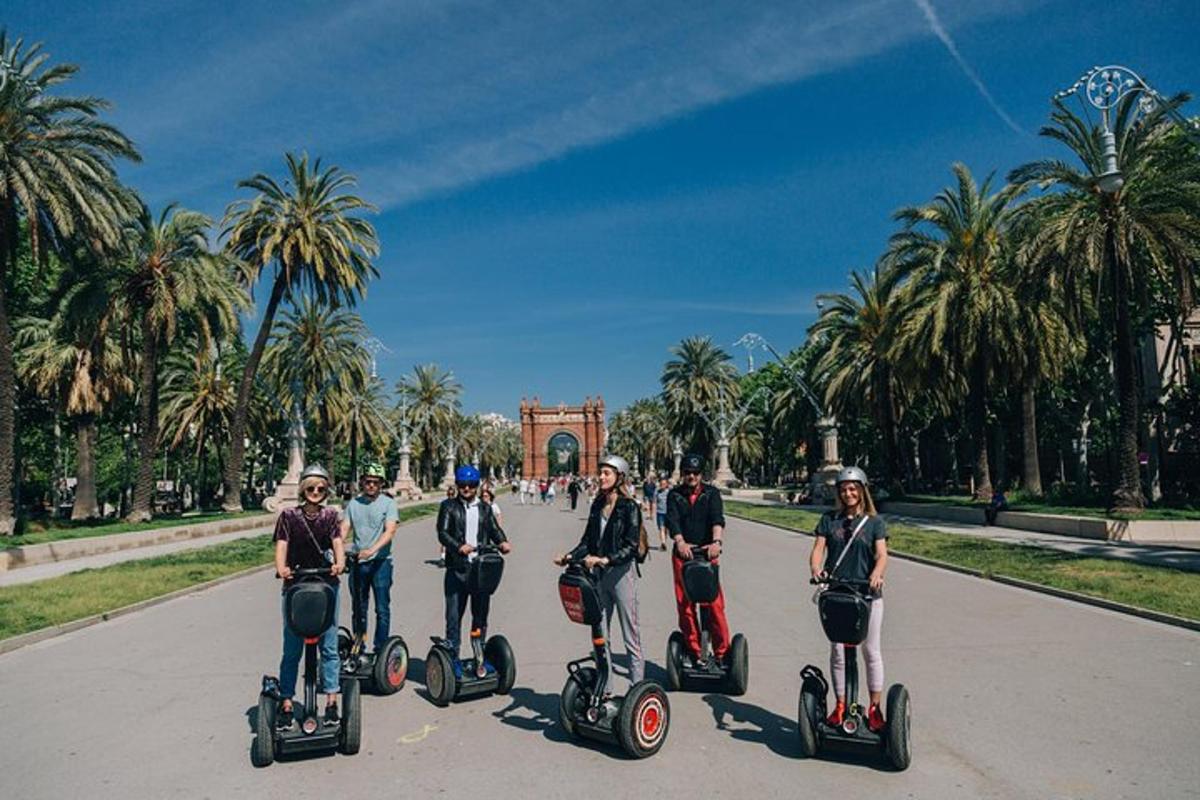 egy csoport ember segwayeken halad végig az utcán