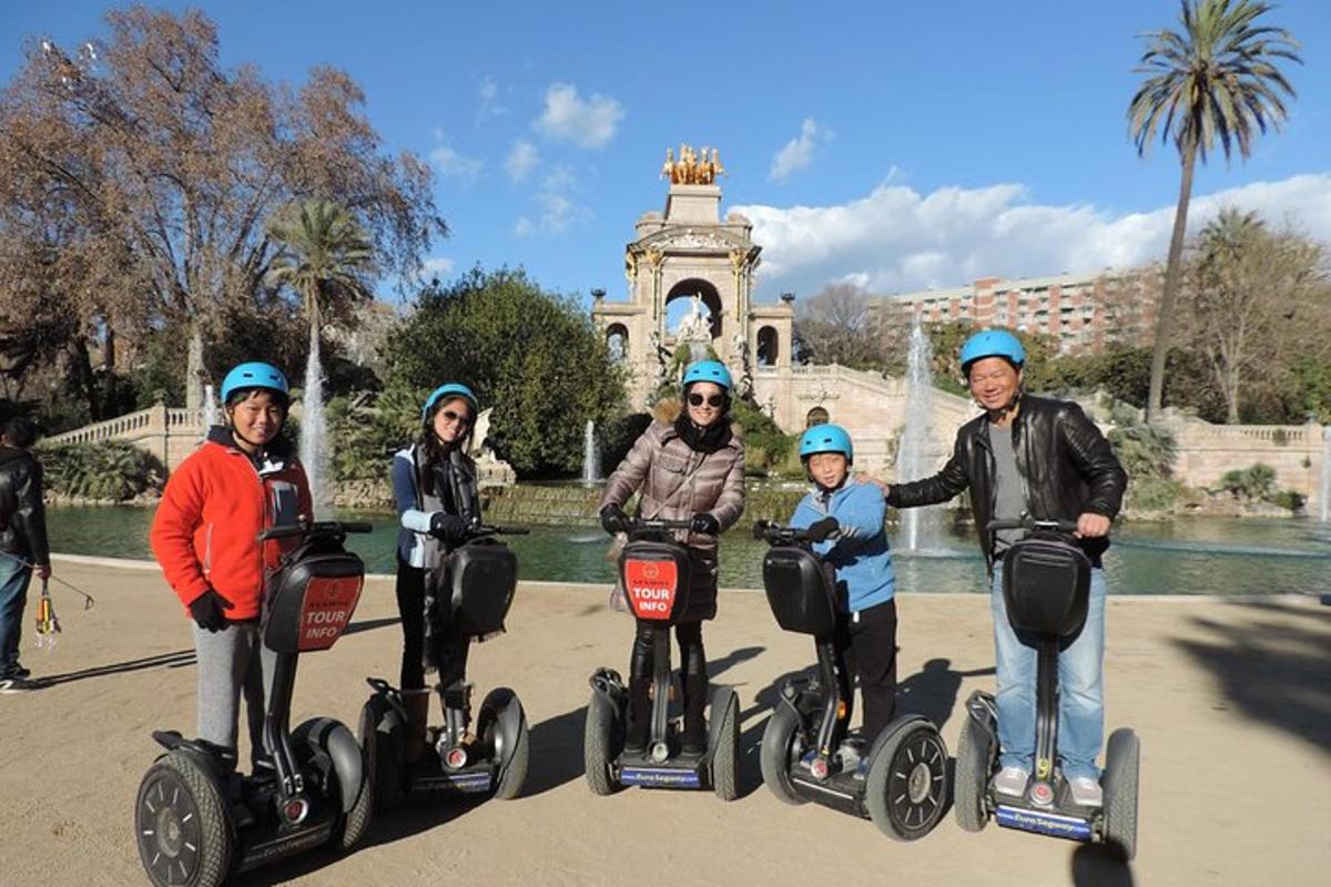 egy csoport ember seicycle-özik egy szökőkút előtt