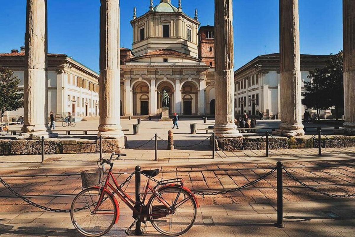 una bicicletta rossa parcheggiata davanti a un edificio