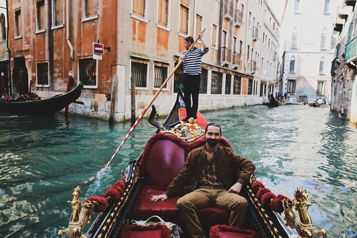 un uomo è seduto su una gondola in un canale