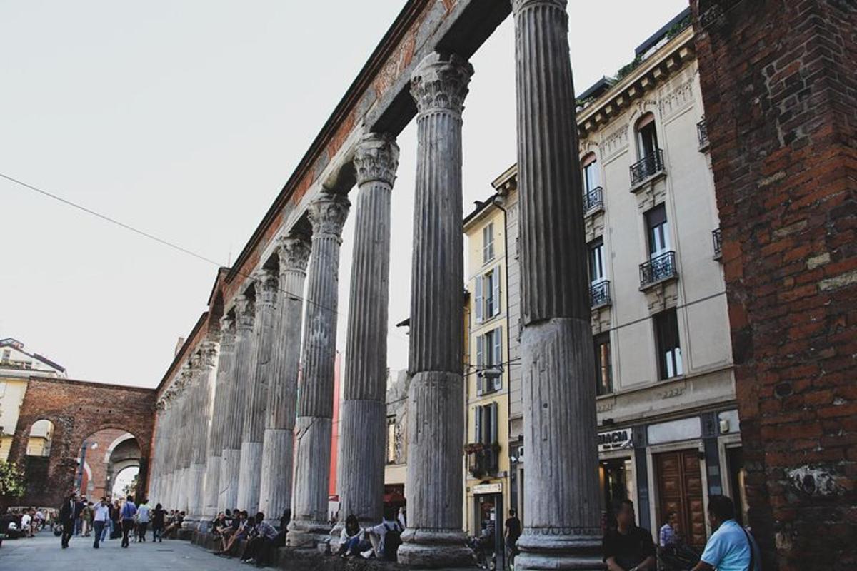 un gruppo di colonne di fronte a un edificio