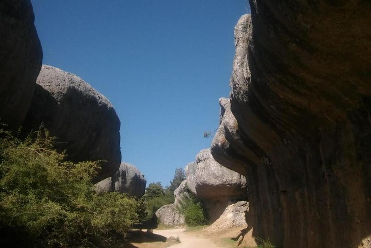 Una vista de un camino entre dos grandes rocas.