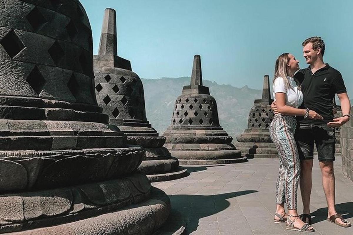 mees ja naine seisavad templi tipus