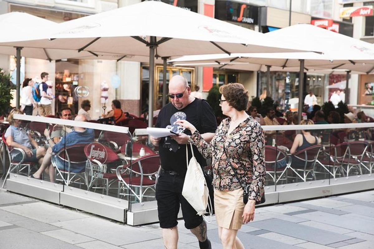 un bărbat și o femeie mergând pe o stradă