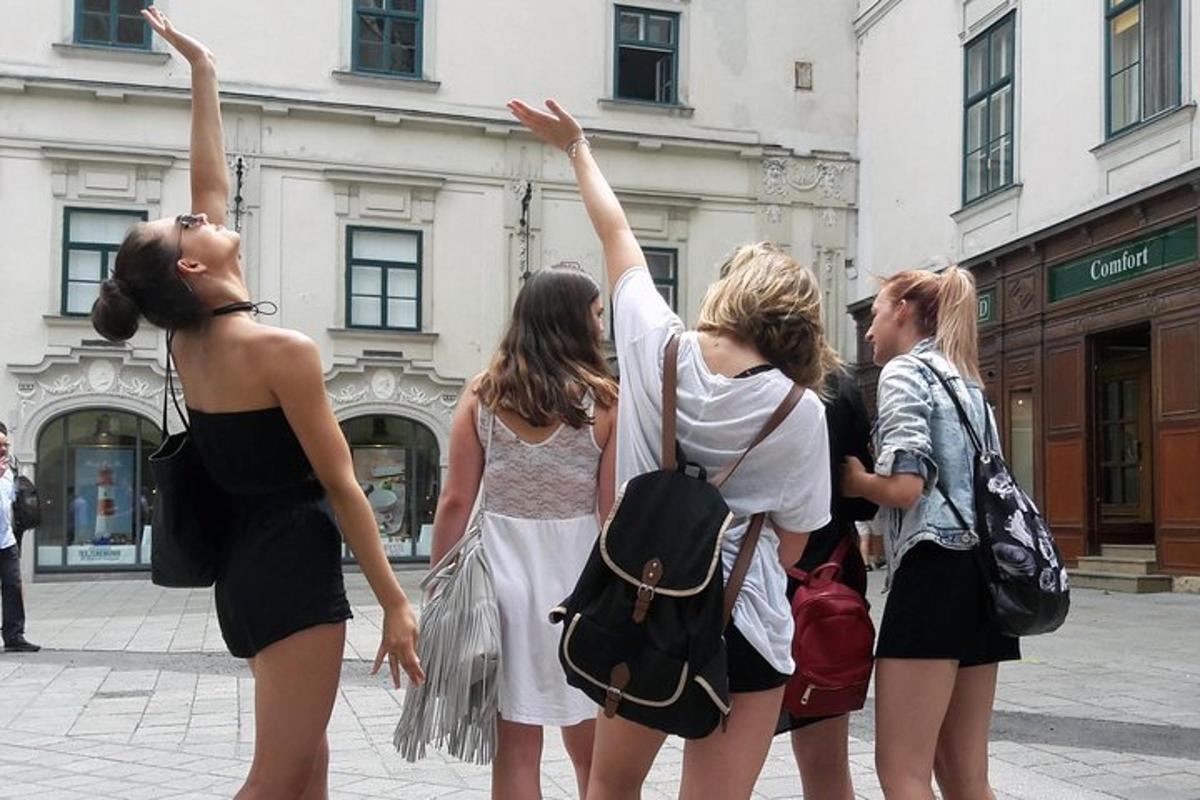 un grup de tinere care stăteau pe stradă