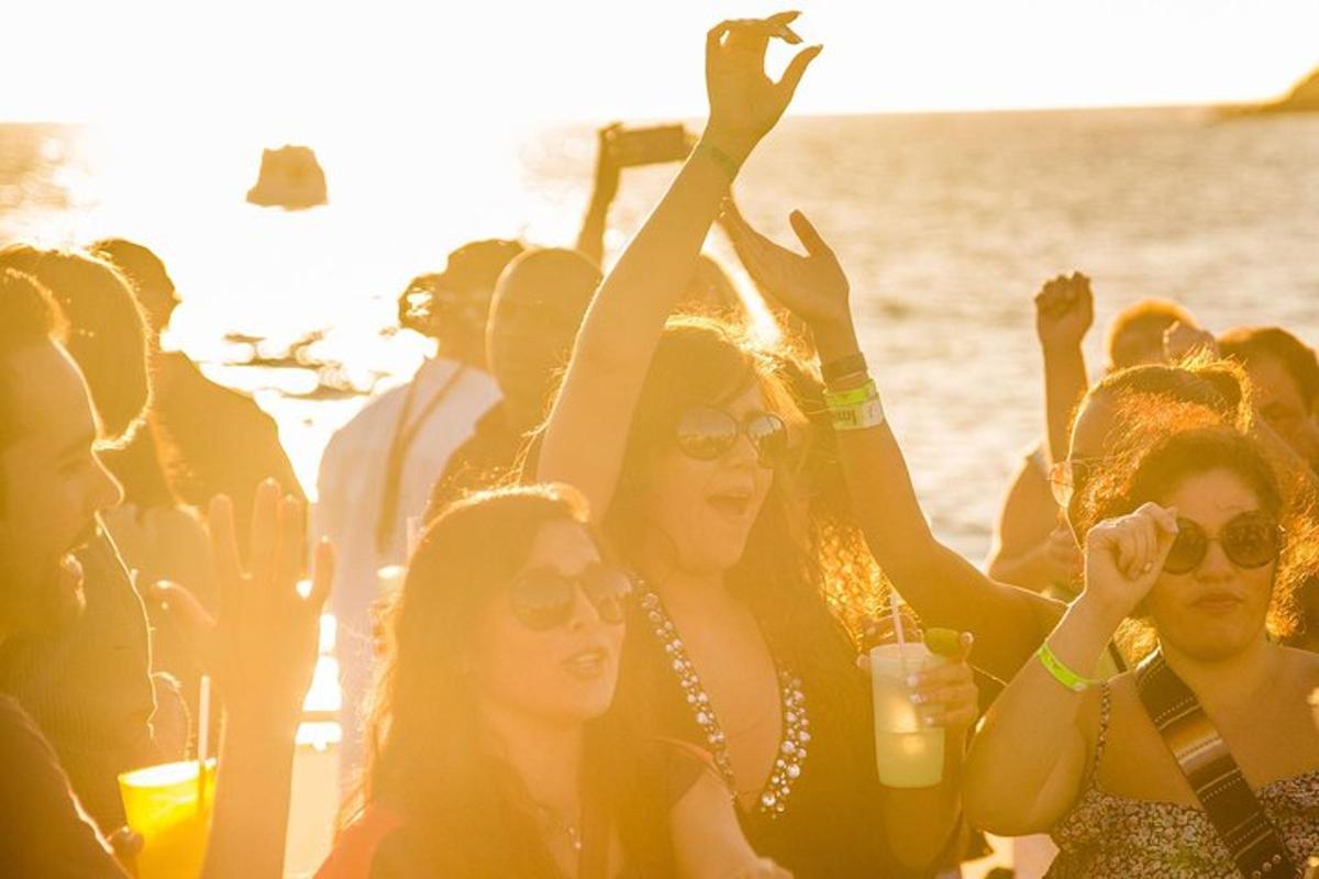 un gruppo di persone a una festa sulla spiaggia