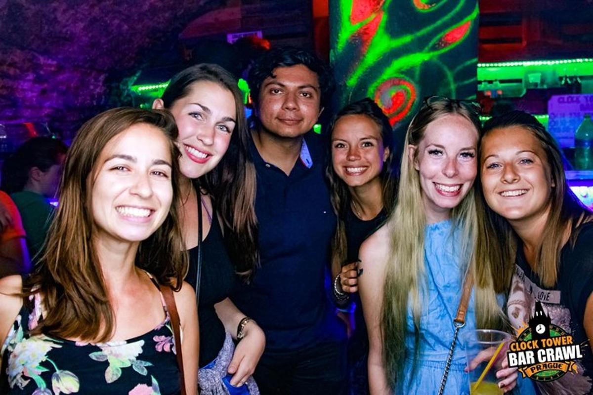 en gruppe mennesker poserer til et billede til en fest