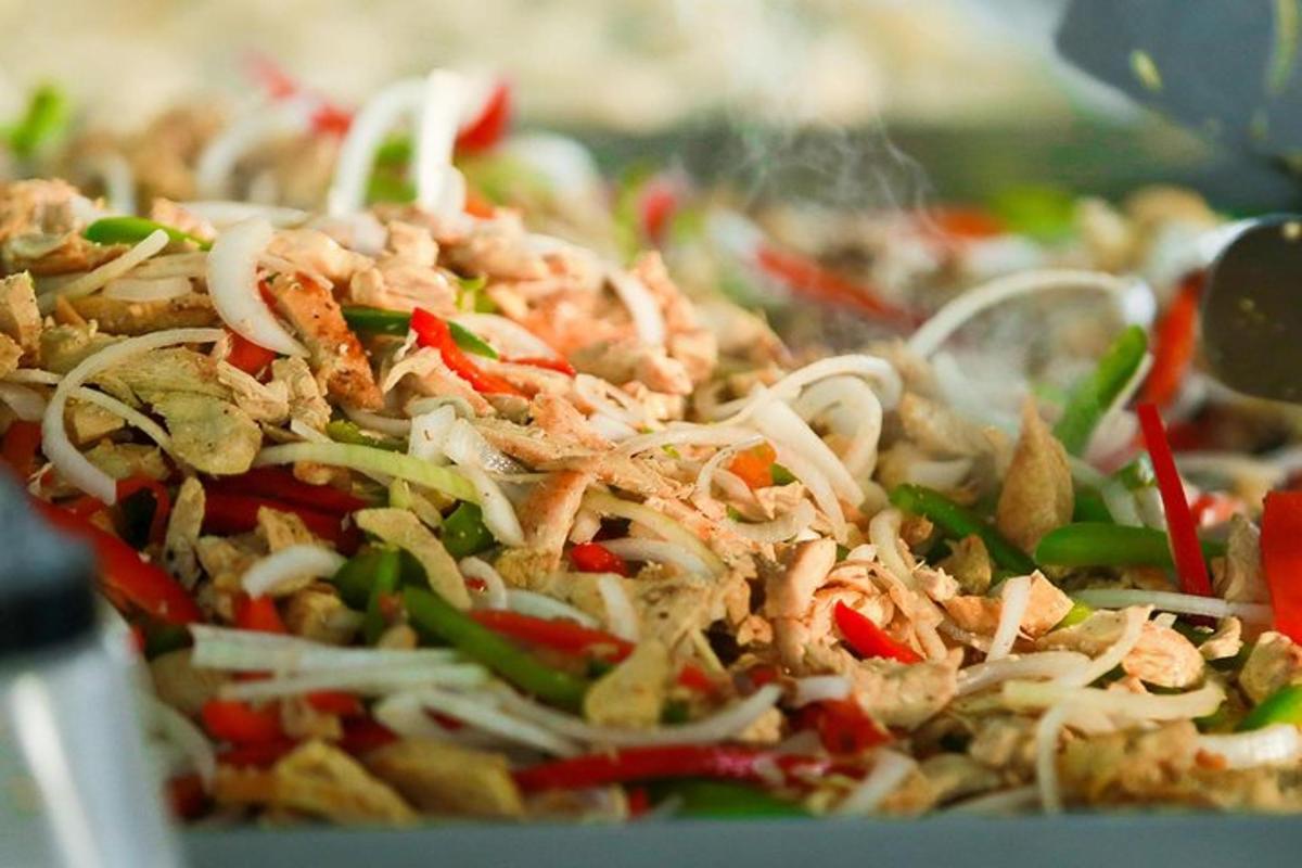 un primo piano di un'insalata con carne e verdure
