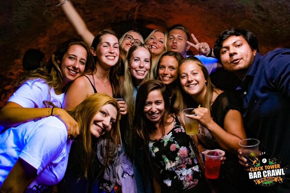 un gruppo di persone che posano per una foto a una festa