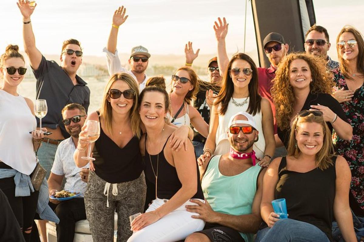 un gruppo di persone in posa per una foto su una barca