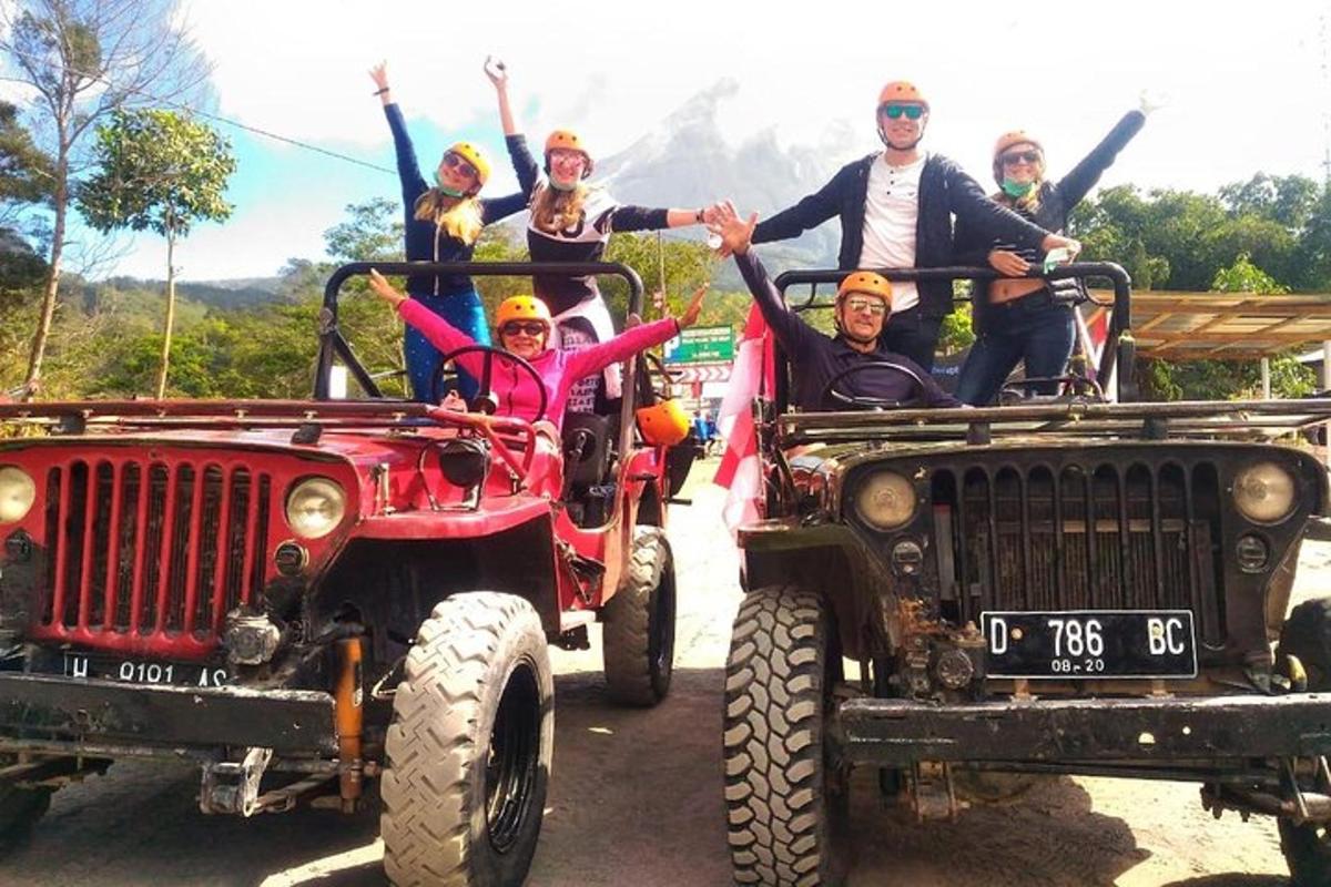 un gruppo di persone che viaggiano sul retro delle jeep