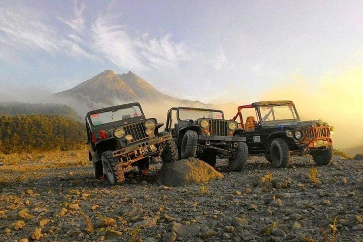 due jeepney parcheggiati su un campo roccioso con una montagna