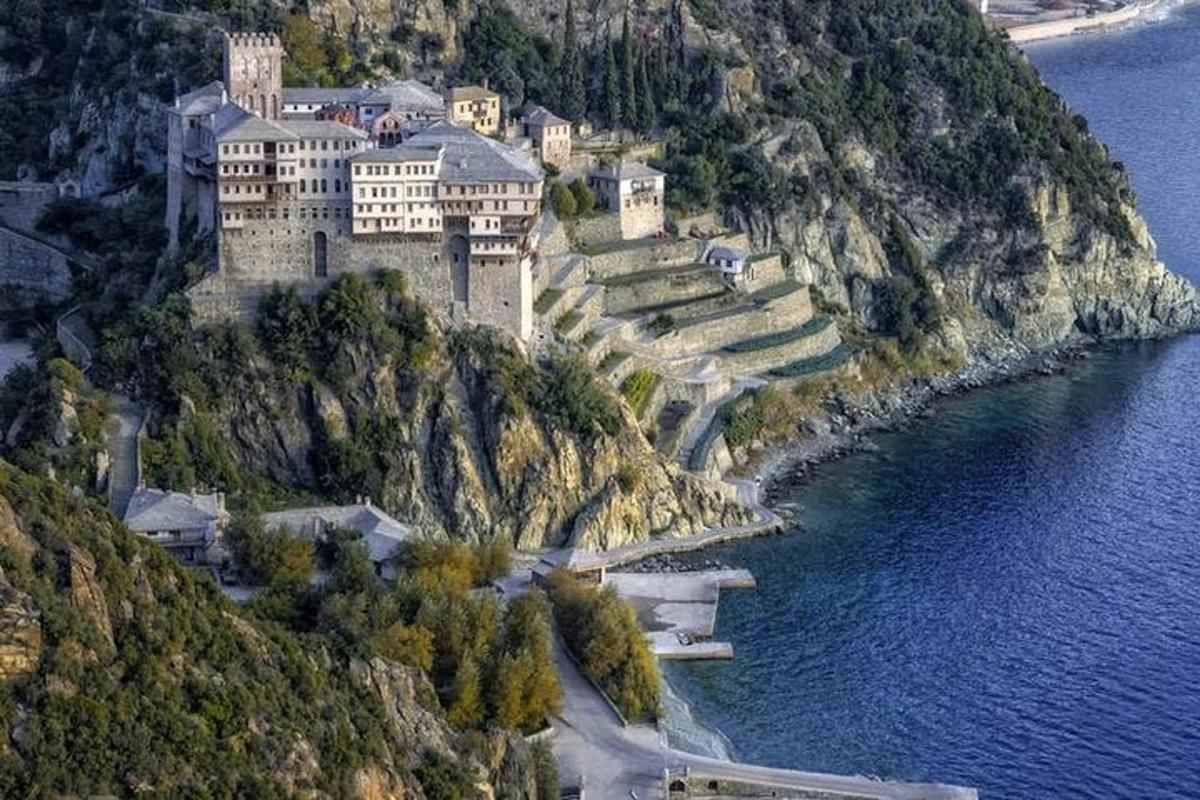 un grande edificio su una collina vicino all'acqua