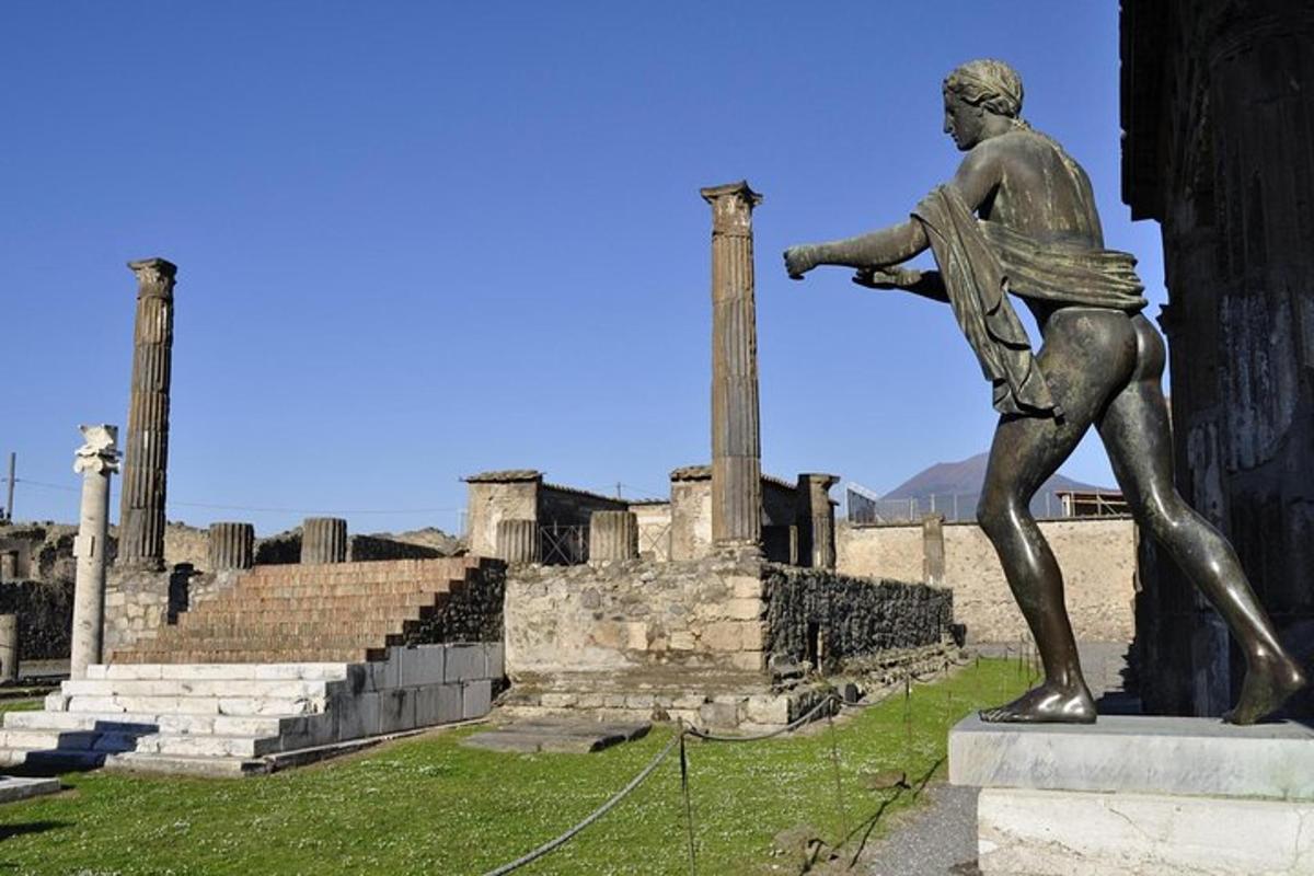 una statua di un uomo in piedi davanti a un edificio