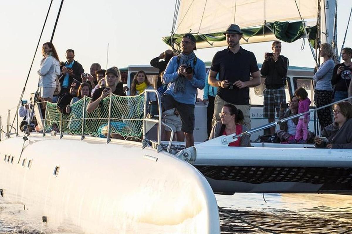 un grupo de personas en un barco en el agua