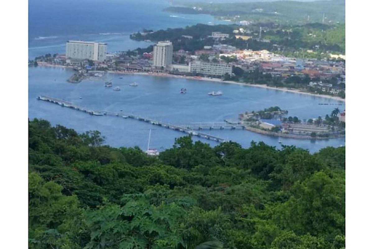 một quang cảnh bến cảng với những chiếc thuyền trên mặt nước