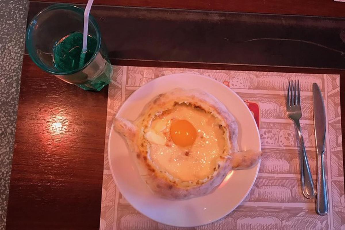 un piatto bianco con un uovo su un tavolo