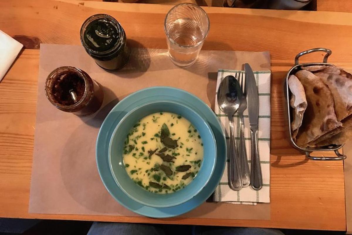 una ciotola di zuppa su un tavolo con un piatto di cibo