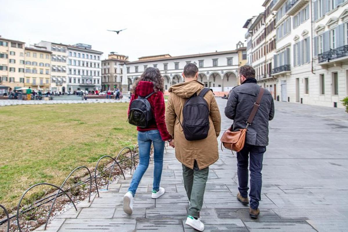 Un grupo de tres personas caminando por una calle
