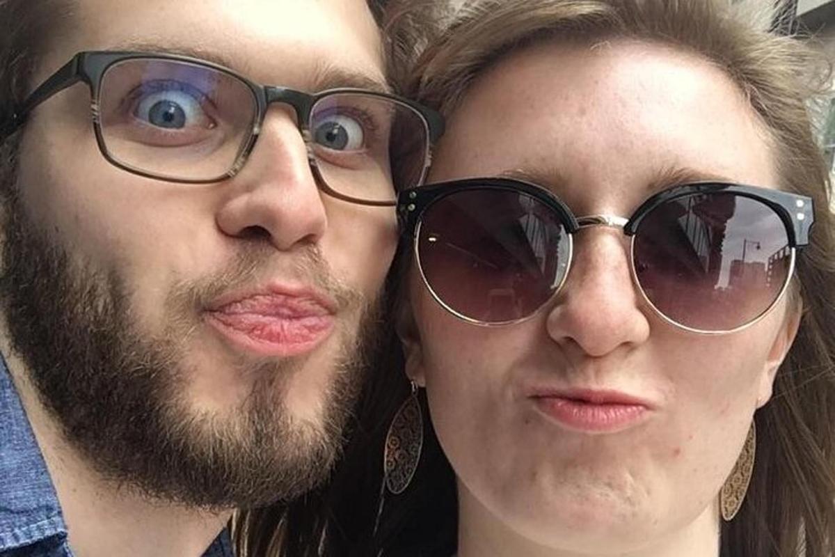 prille kandvad mees ja naine poseerivad pildi jaoks