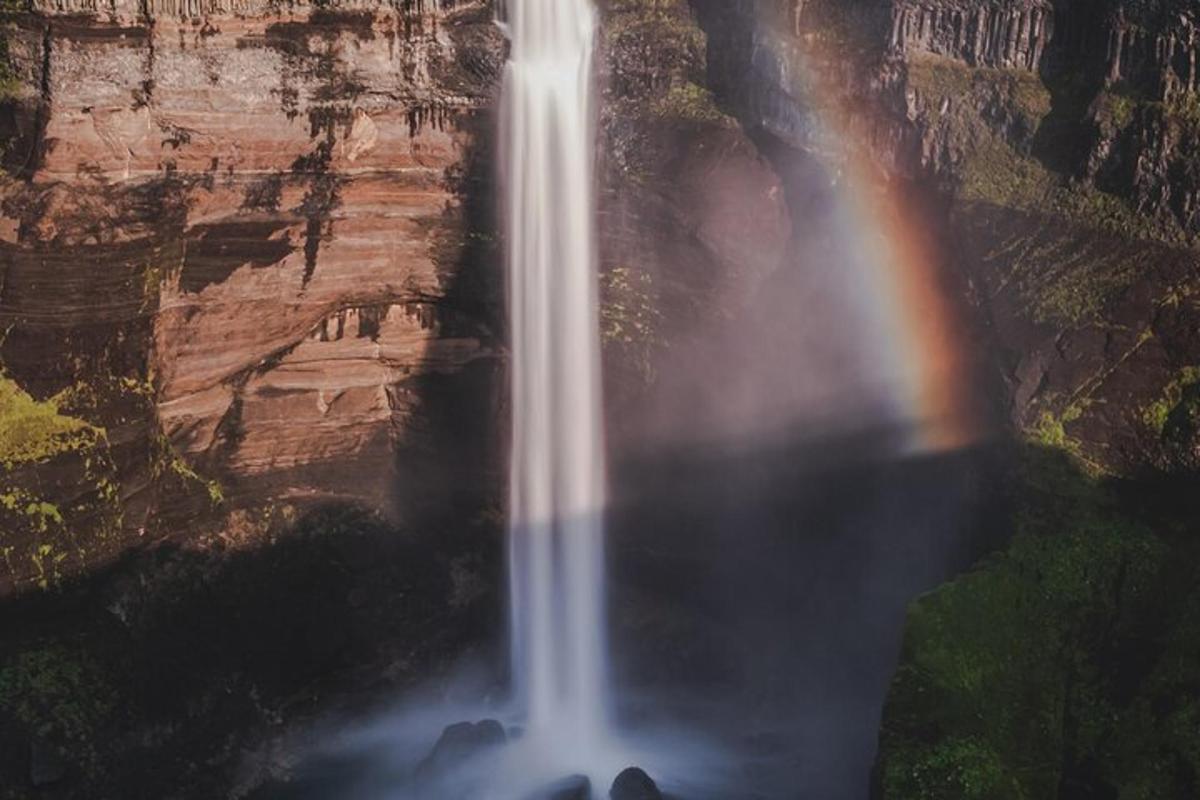 una vista aérea de una cascada en un acantilado
