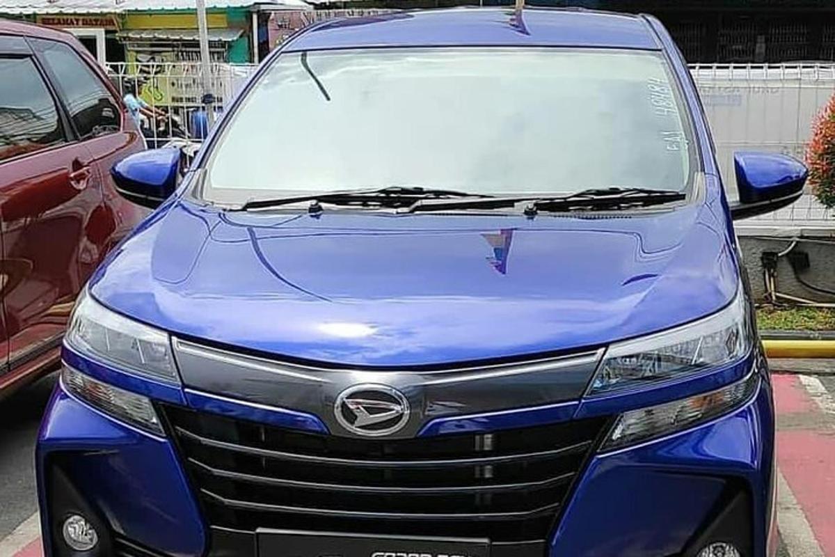 um carro azul estacionado em um estacionamento