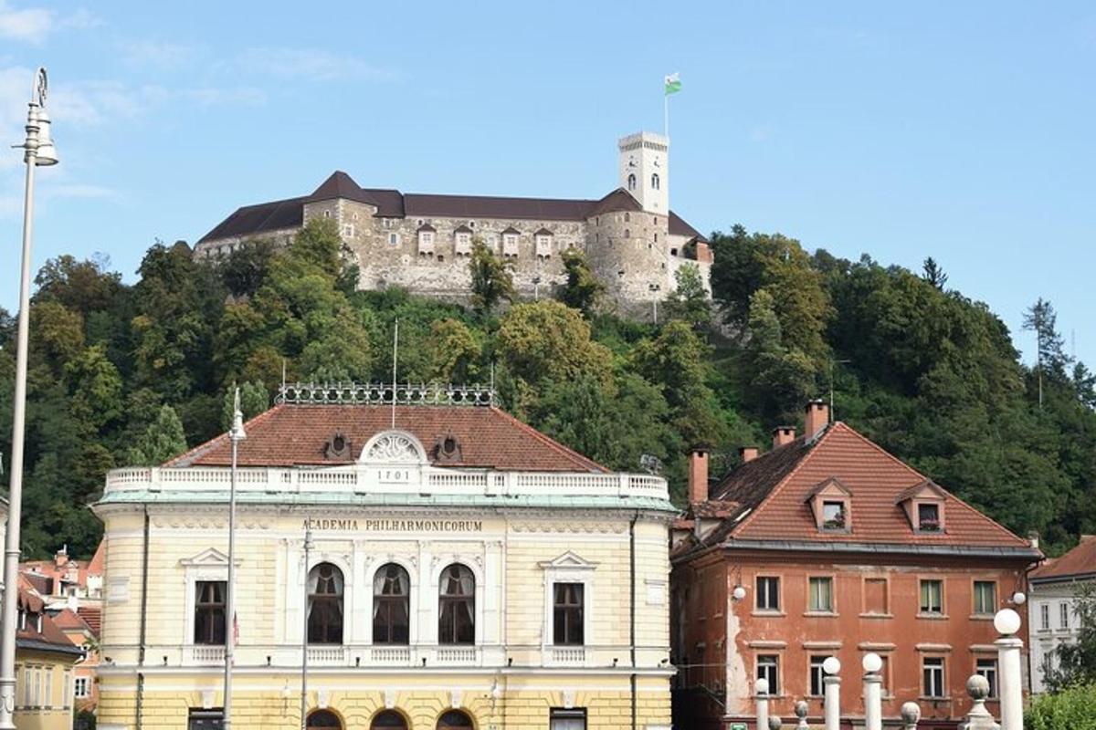 o clădire cu un castel pe vârful unui deal