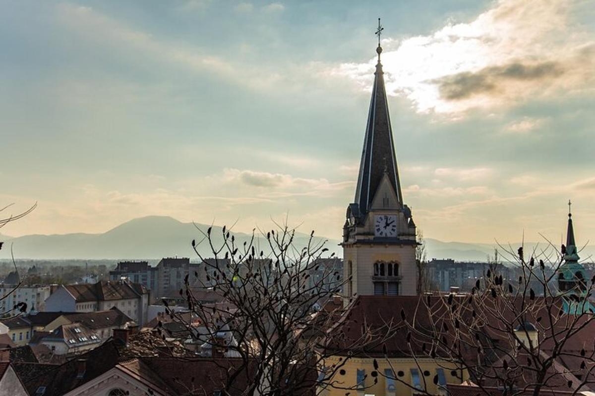 uma torre de igreja com uma torre de relógio em uma cidade
