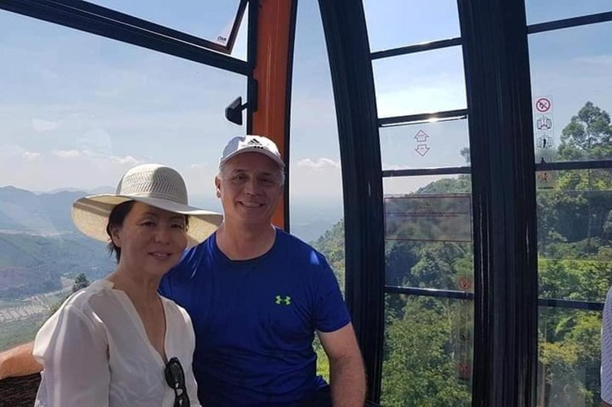 창문 앞에 서 있는 남자와 여자