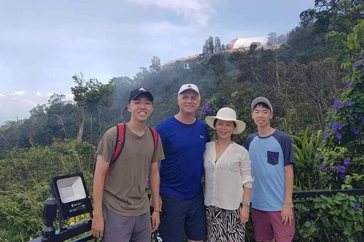 산에서 사진을 찍기 위해 포즈를 취하는 사람들의 그룹