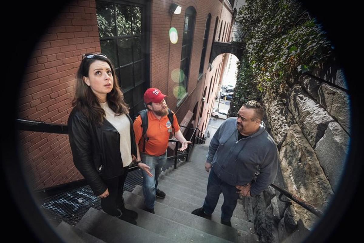 un grup de persones baixant unes escales