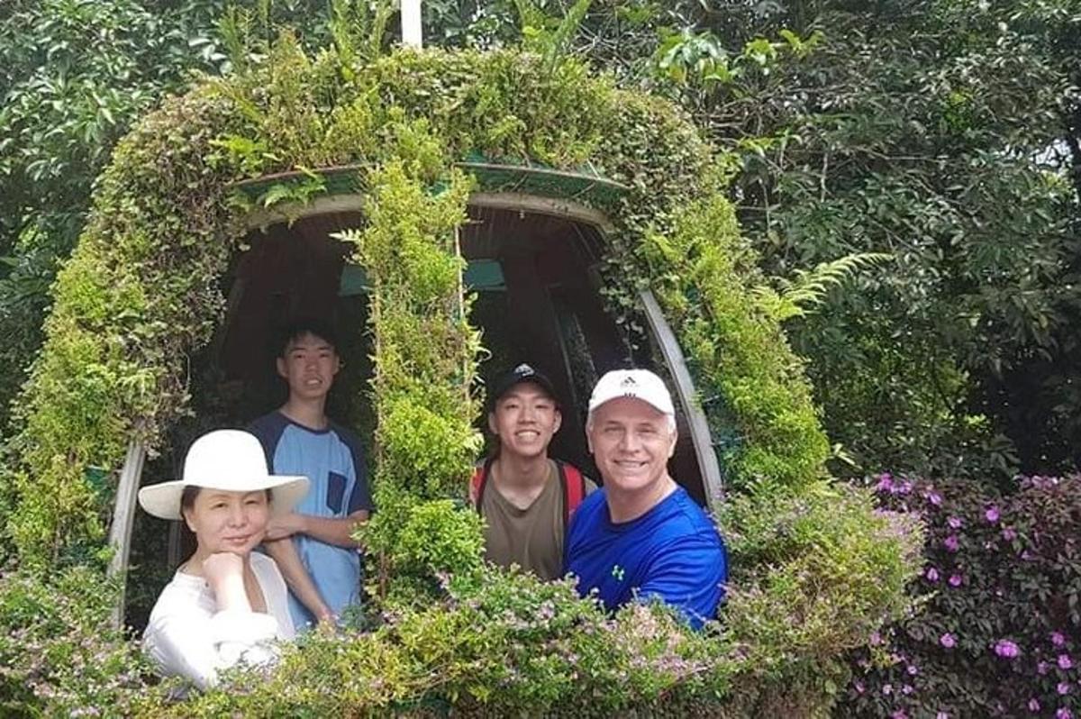 um grupo de pessoas sentadas em um túnel de plantas