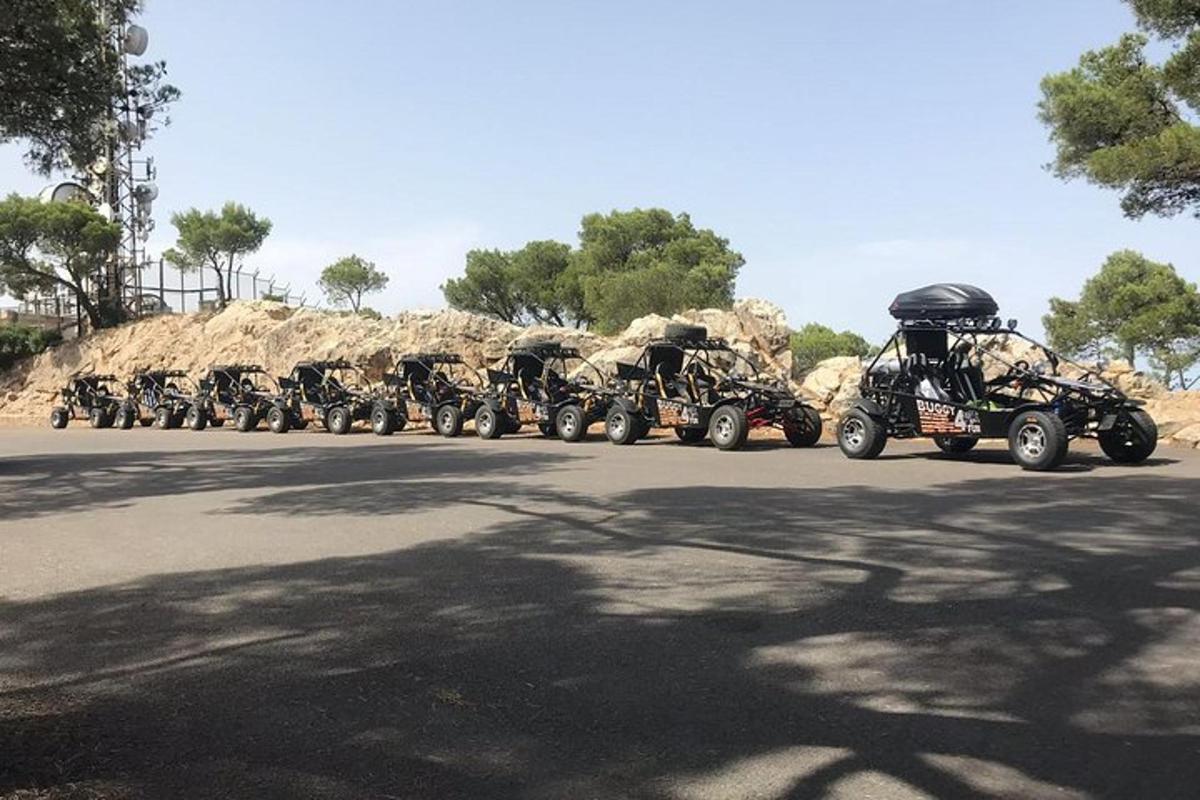 μια σειρά από ATV παρκαρισμένα στην άκρη ενός δρόμου