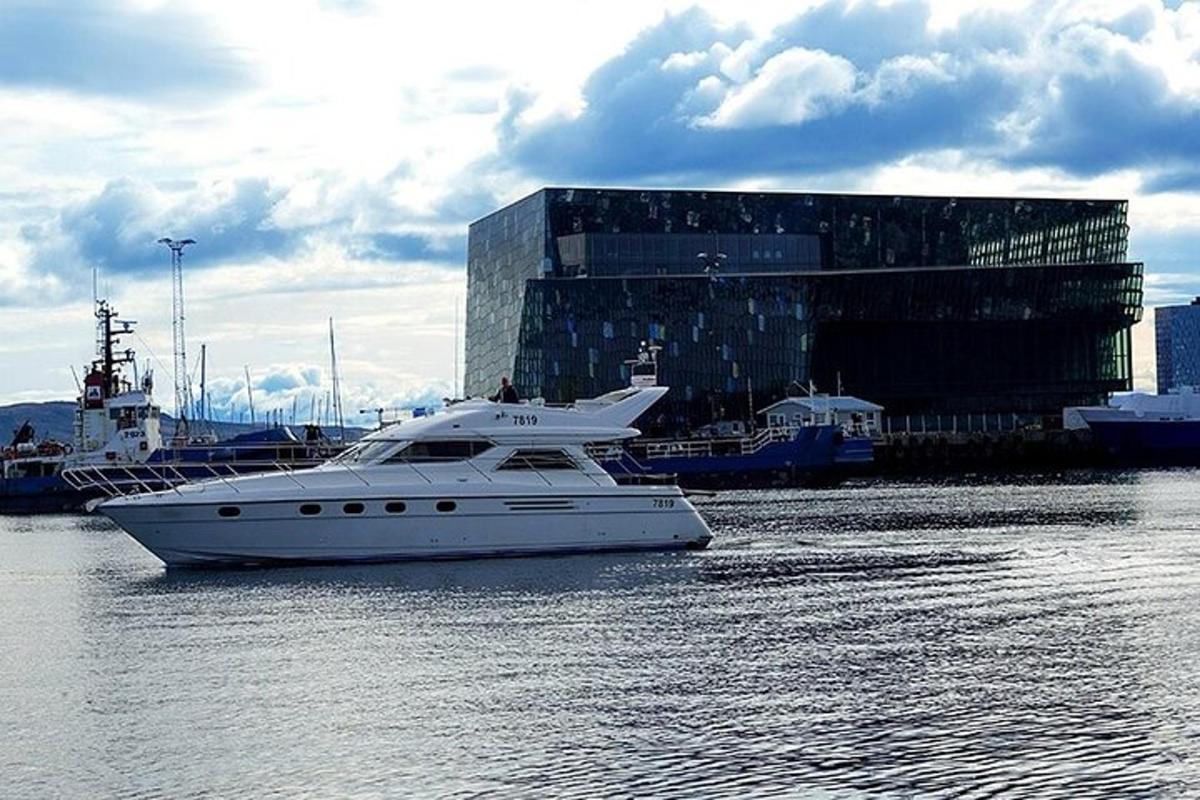 una barca bianca nell'acqua di fronte a un edificio
