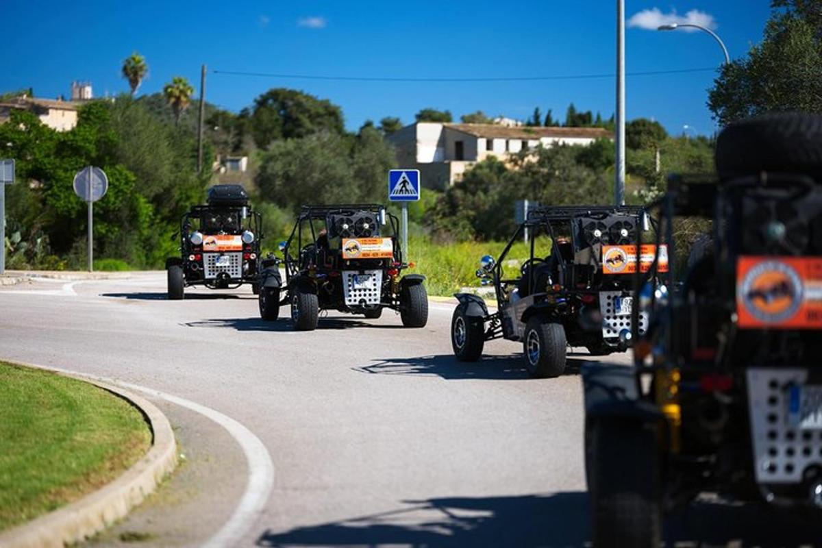 μια ομάδα τεσσάρων ATV που οδηγούν σε έναν δρόμο