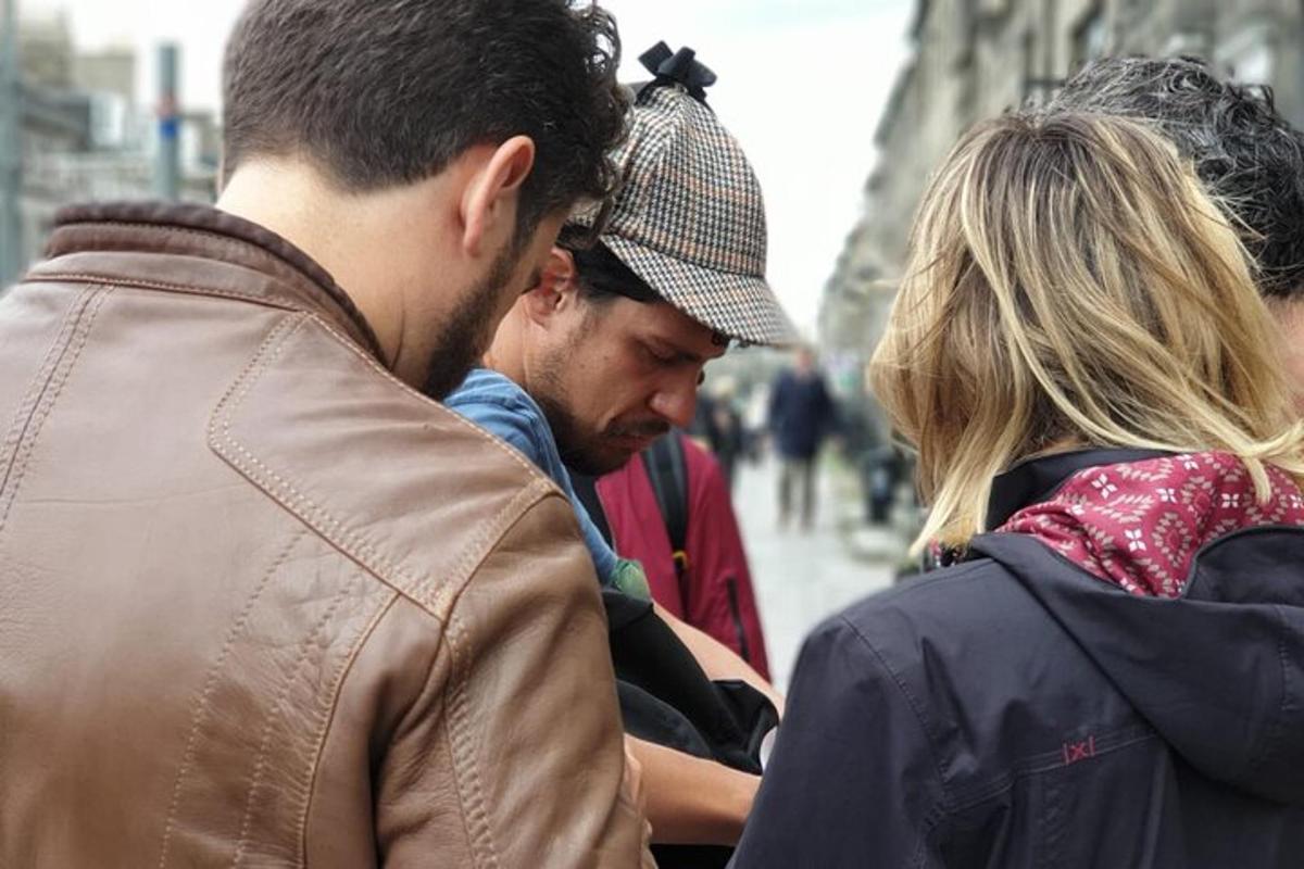 skupina lidí stojících na ulici