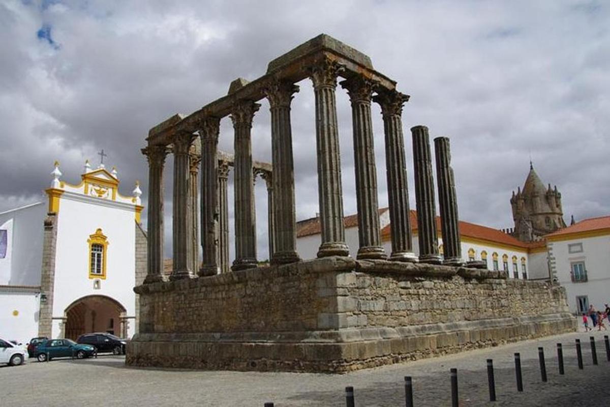 un edificio con colonne di fronte a un edificio