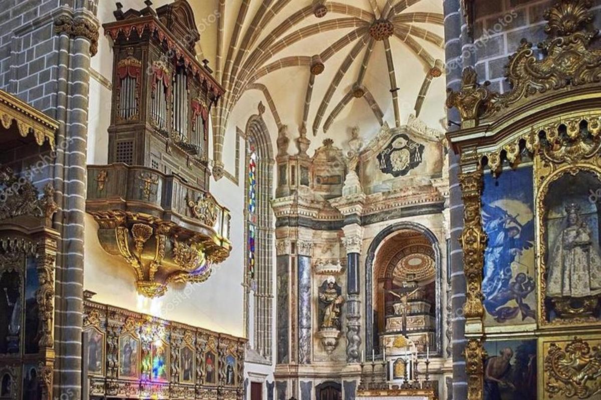 una chiesa con un orologio e dipinti sul muro