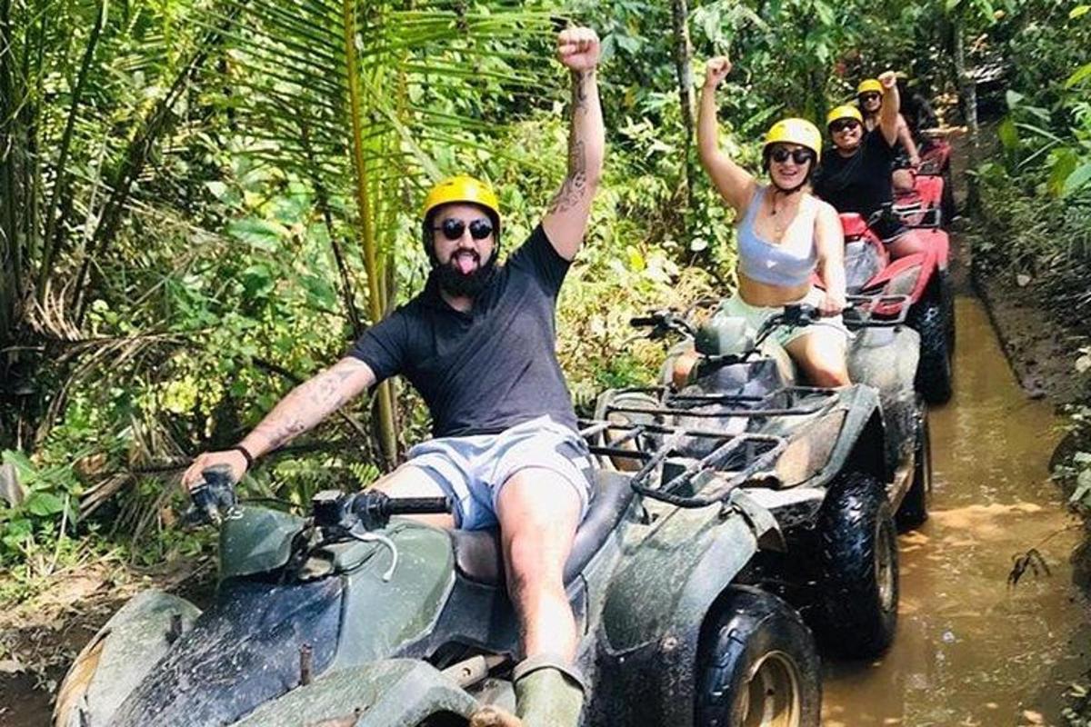 Un grupo de personas viajando en vehículos todo terreno en la jungla.