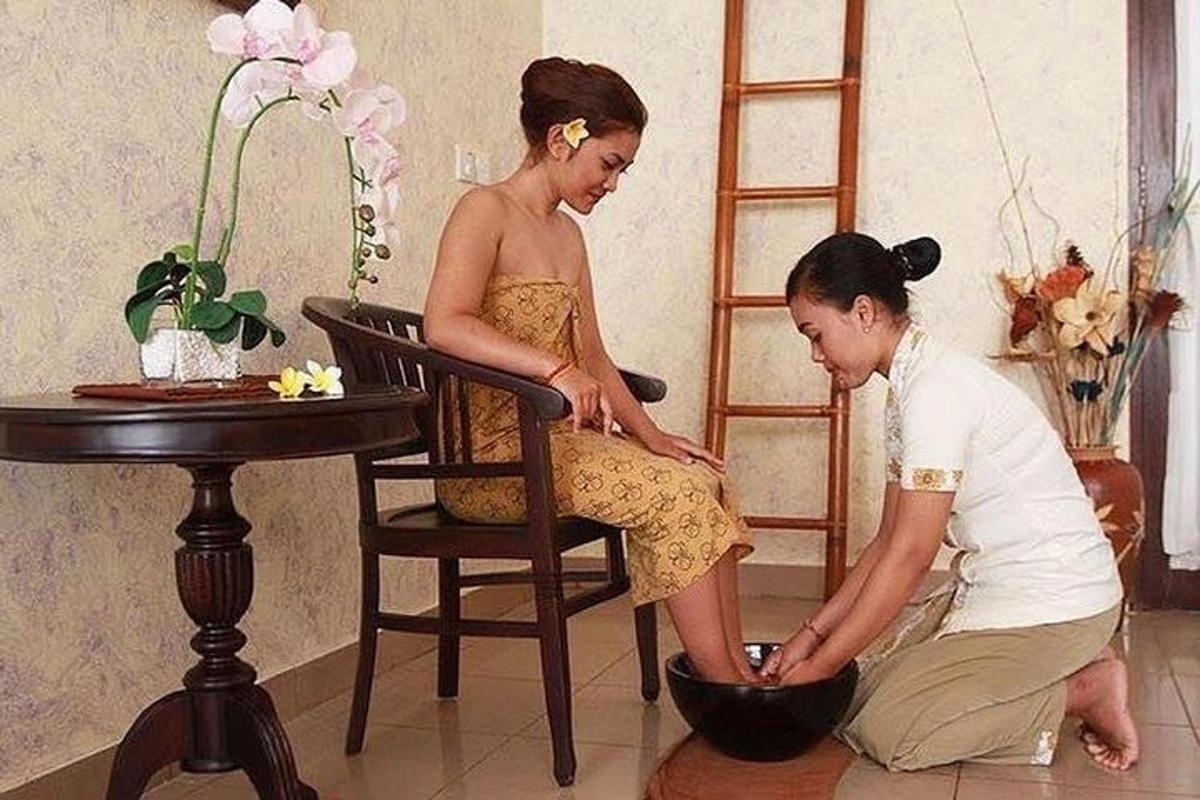 una mujer sentada en una silla junto a una niña