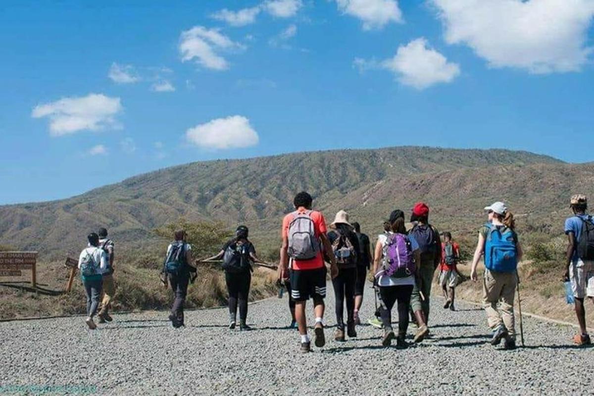 un grup de persones caminant per una carretera