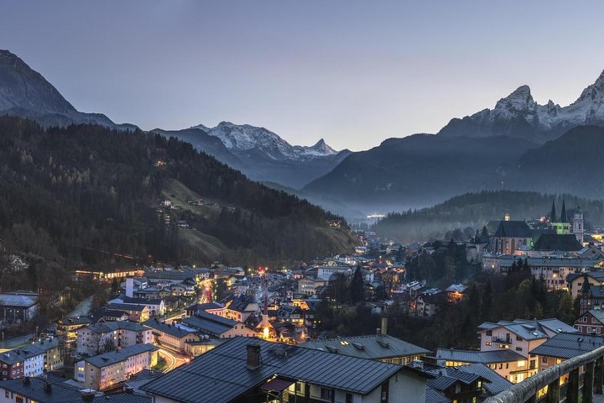 uma vista de uma cidade nas montanhas à noite