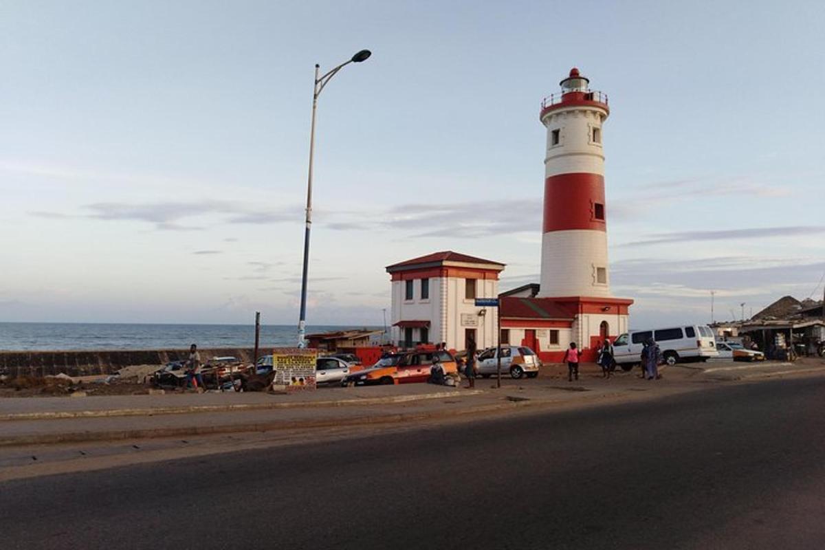un far roșu și alb lângă ocean