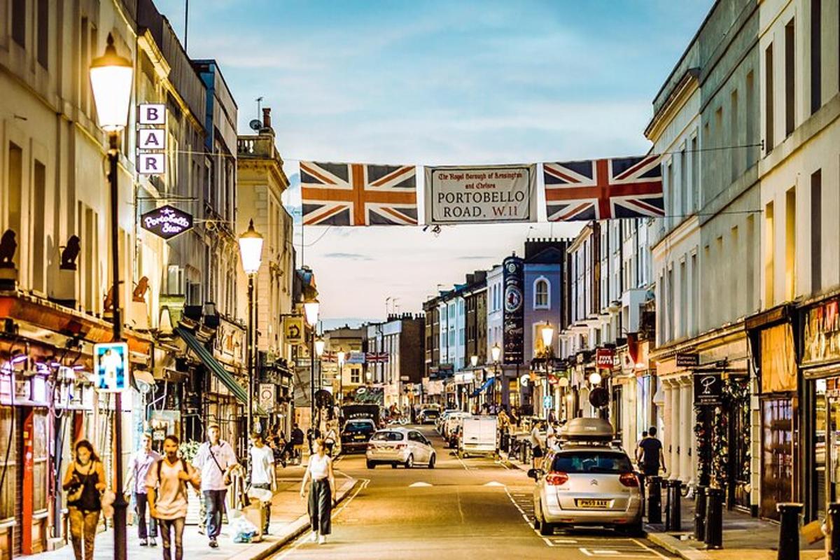 judri miesto gatvė, ant kurios pastatų kabo britų vėliavos