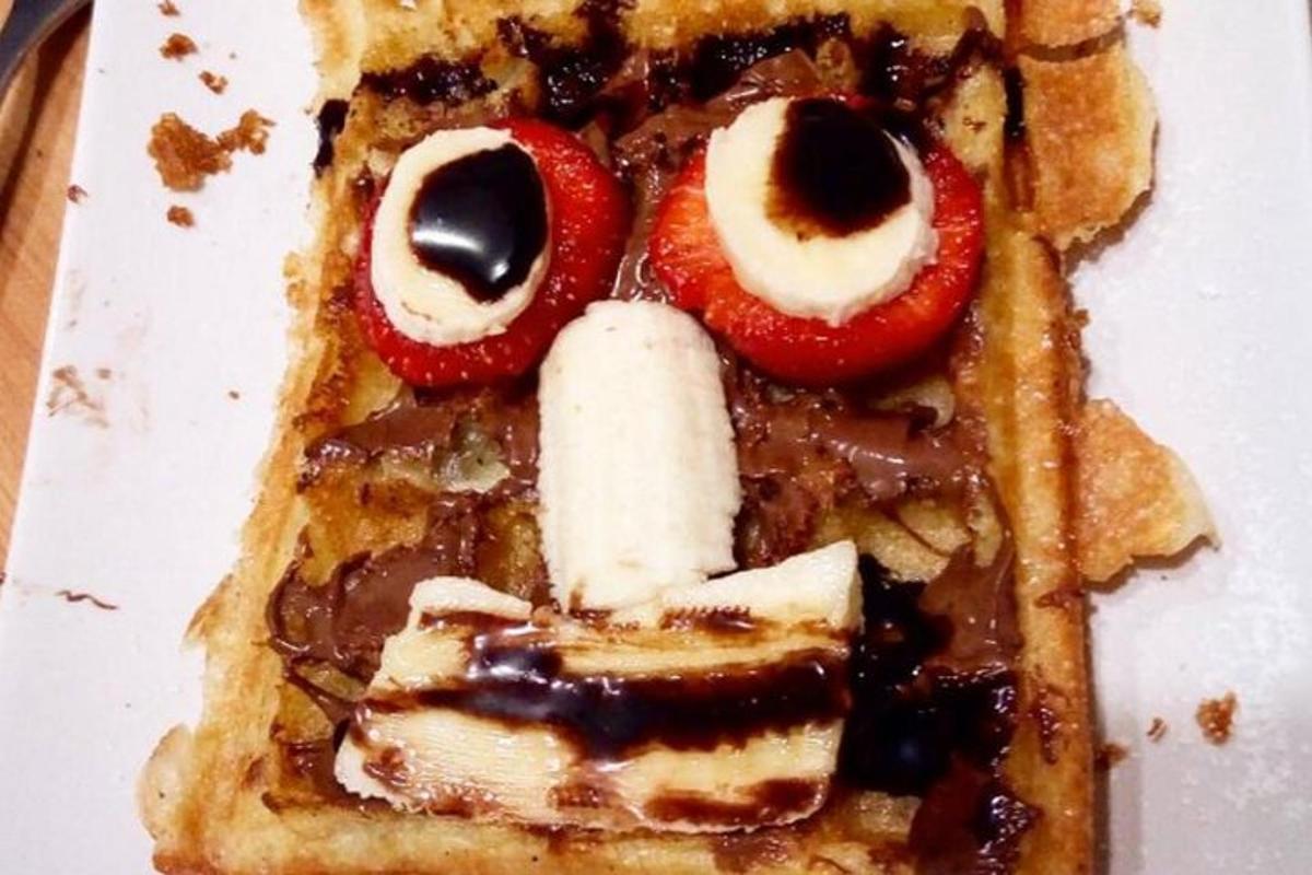 um waffle com frutas e chocolate em um prato