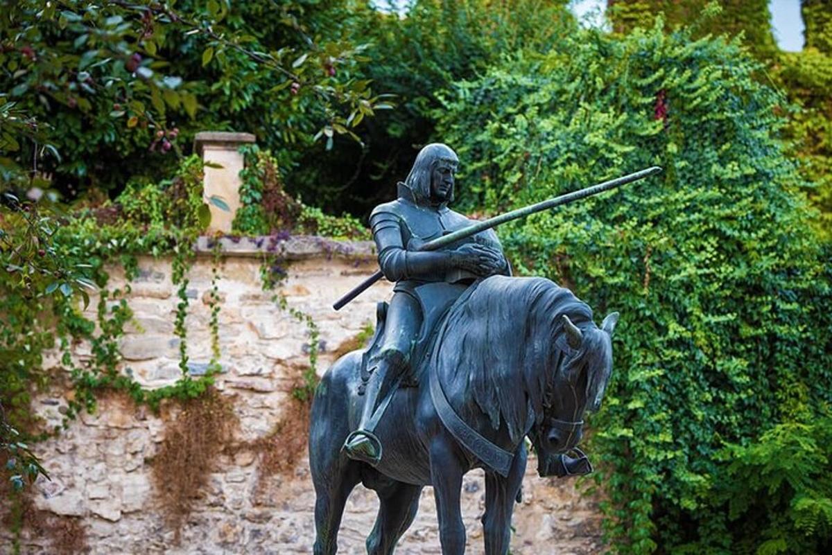 eine Statue eines Mannes, der auf einem Pferd reitet