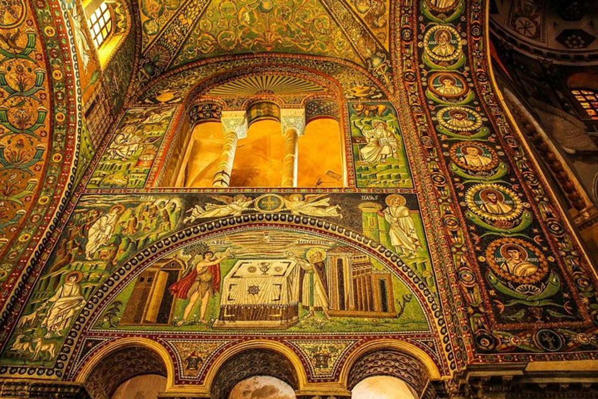 una habitació amb una pintura al sostre d'un edifici