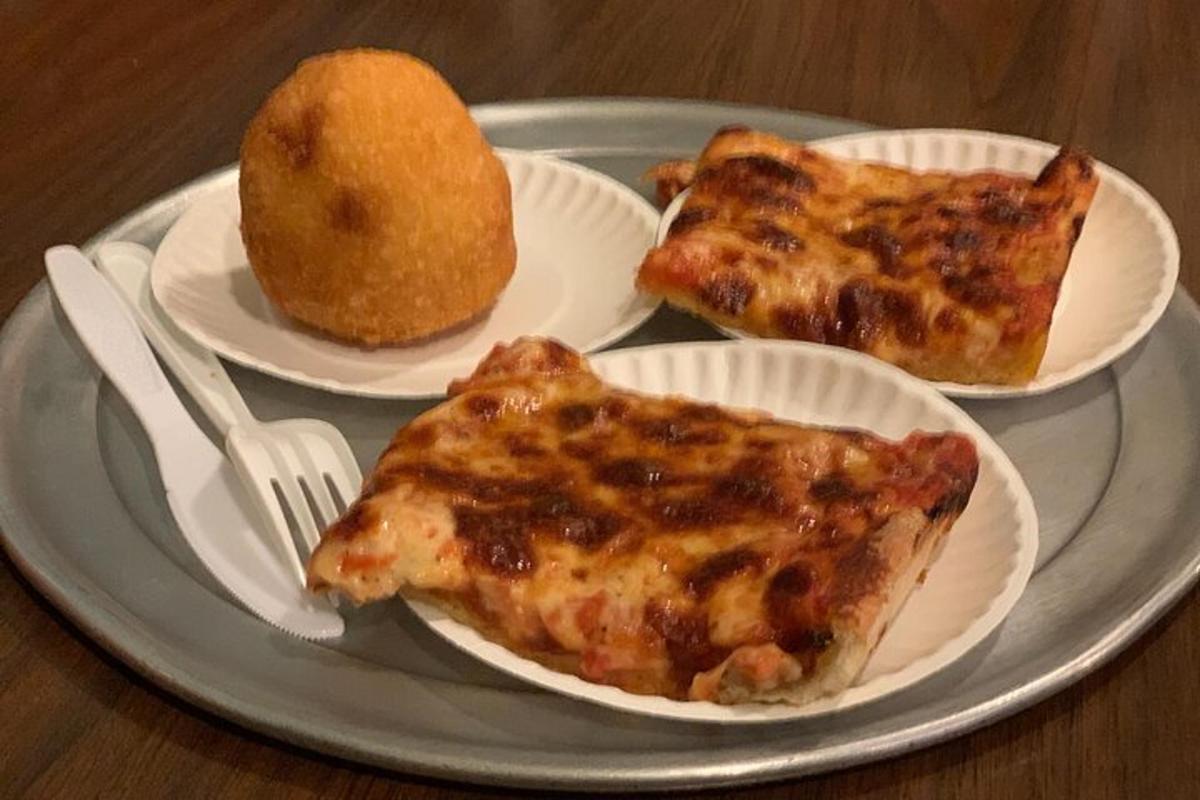 một đĩa với ba lát pizza và một cuộn